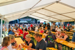Blick aus dem Festzelt zur Bühne